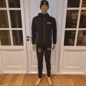 Trainingspak zwart met licht grijze opdruk